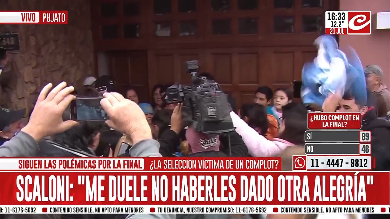Scaloni volvió a salir para saludar a todos los vecinos que estaban en su casa.