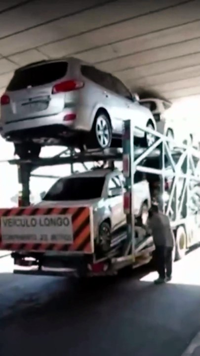 Caminhão-cegonha fica preso sob viaduto da PR-323 após Jeep Renegade enroscar na estrutura