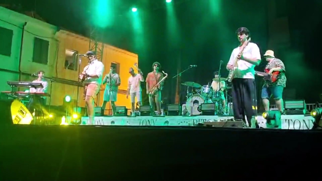 Ukulele, parrucca, maschera e Rio de Janeiro: Tony Pitony in concerto a Sassari - IL VIDEO