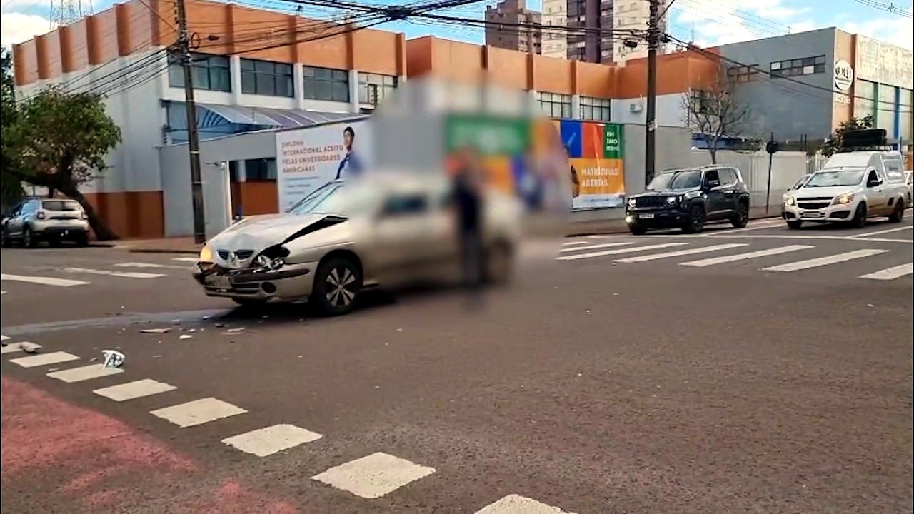 Após colisão entre três carros no Centro, mulher tem crise nervosa e é socorrida pelo Siate