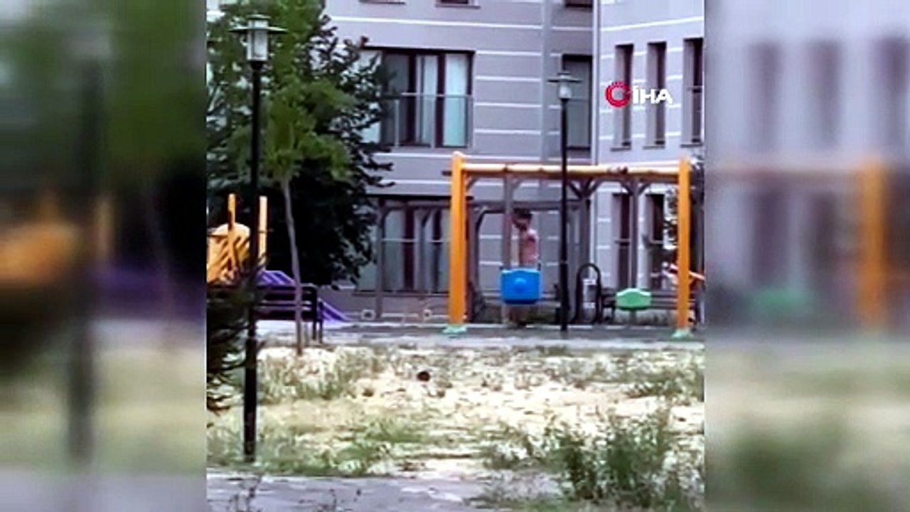 Gölcük'te elinde bıçakla mahalleyi ayağa kaldırdı! Kendini kesti, çevreye dehşet saçtı