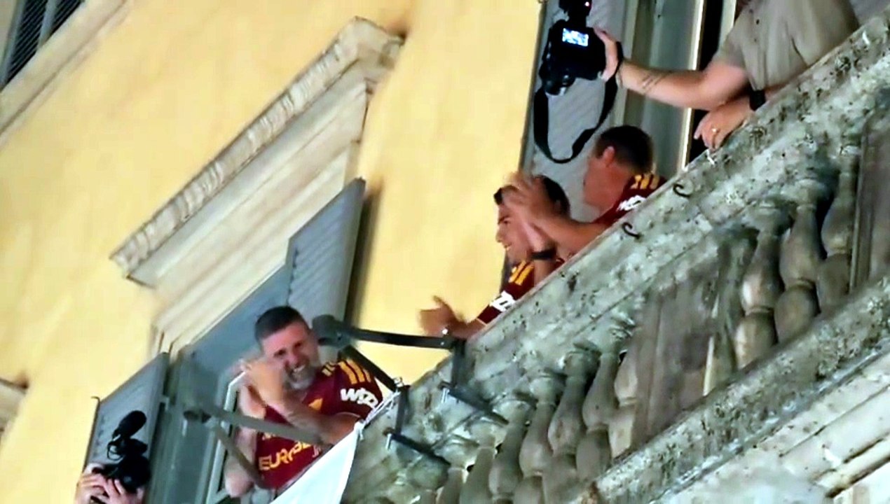 Dybala saluta i tifosi dalla Roma dal balcone con Candela e Rizzitelli