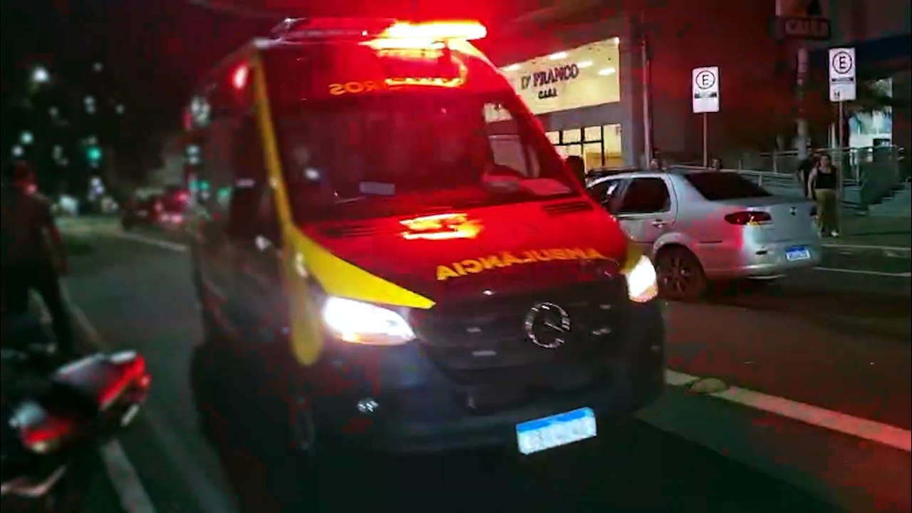 Motociclista de 28 anos fica ferido em acidente na Avenida Brasil
