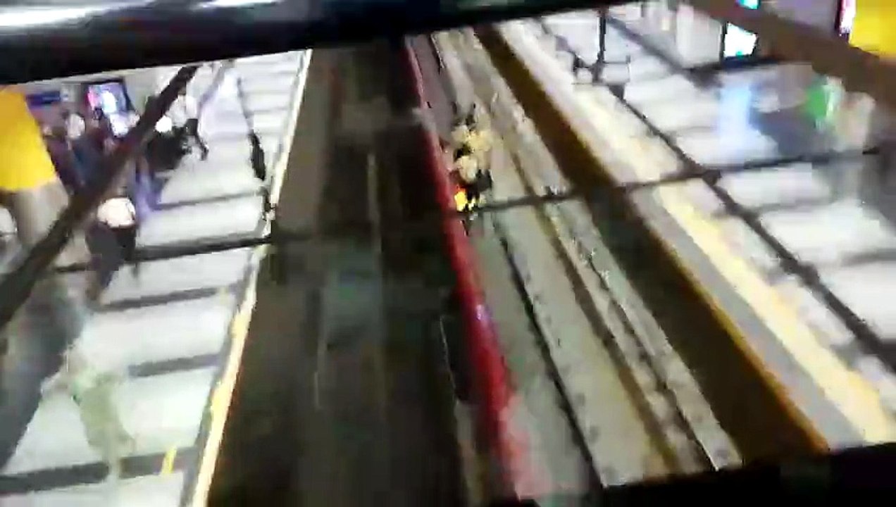Una persona ingresa a las vías del Metro en la estación Juan Pablo Duarte; activan protocolos de seguridad