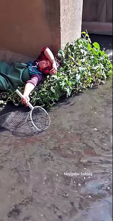 She Catches Fish While Sleeping! 😱🎣 Have You Ever Seen Anything Like This? 🐟🔥