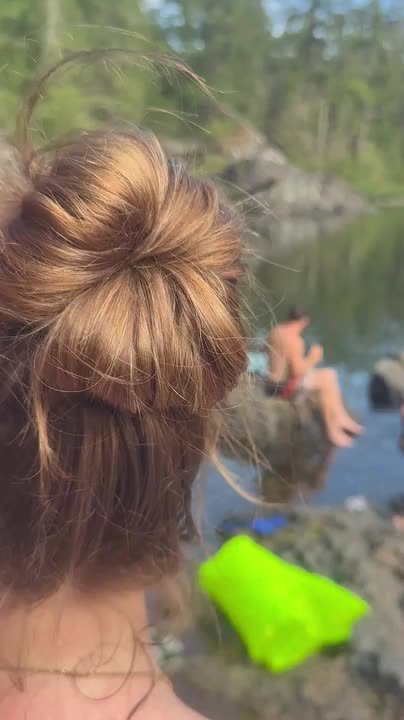 Woman's Hair Bun Becomes Unexpected Hiding Spot for Lizard