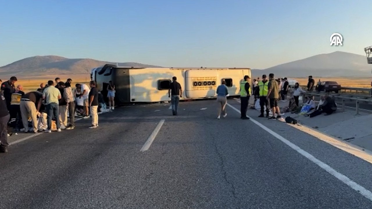 Kütahya'da yolcu otobüsü bariyerlere çarpıp devrildi