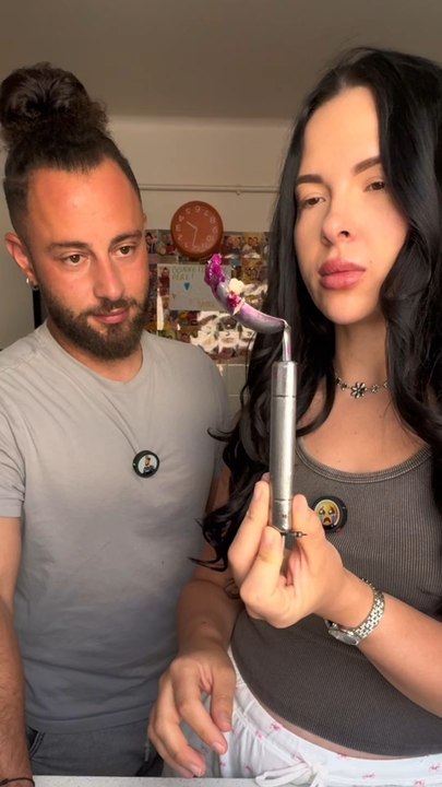 Je fais goûter ma glace 🍨 exotique à Denisa 😂