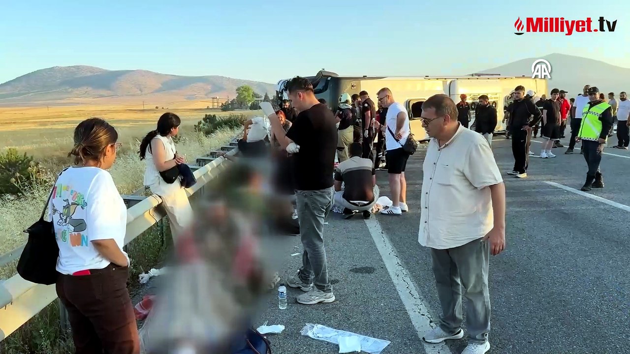 Kütahya'da yolcu otobüsü bariyerlere çarpıp devrildi! Çok sayıda yaralı var