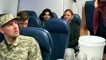 Soldado recibe la noticia de un embarazo ¡en pleno vuelo!