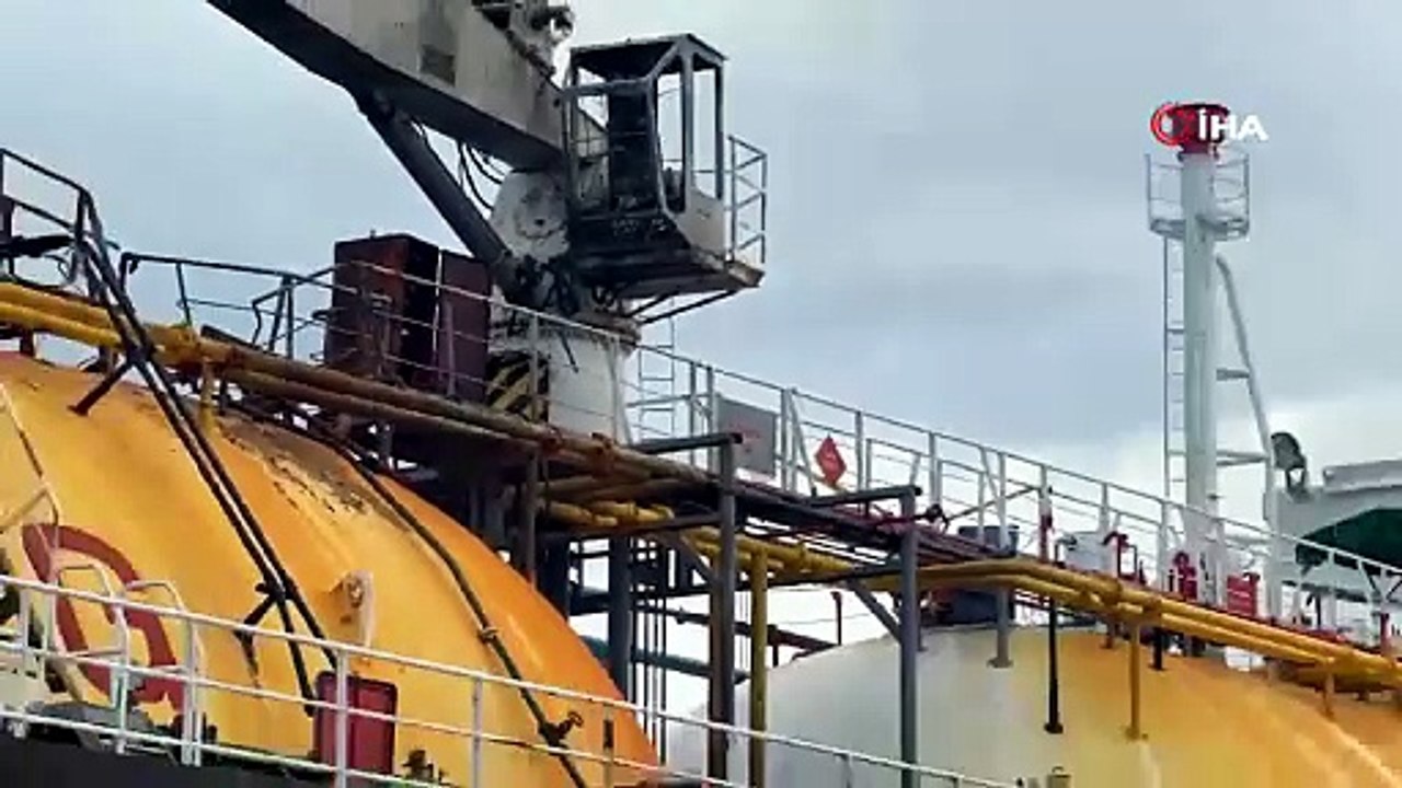 Karadeniz’de dron saldırısına uğrayan LPG tankeri Sürmene Tersanesi’nde tamir edilmeyi bekliyor
