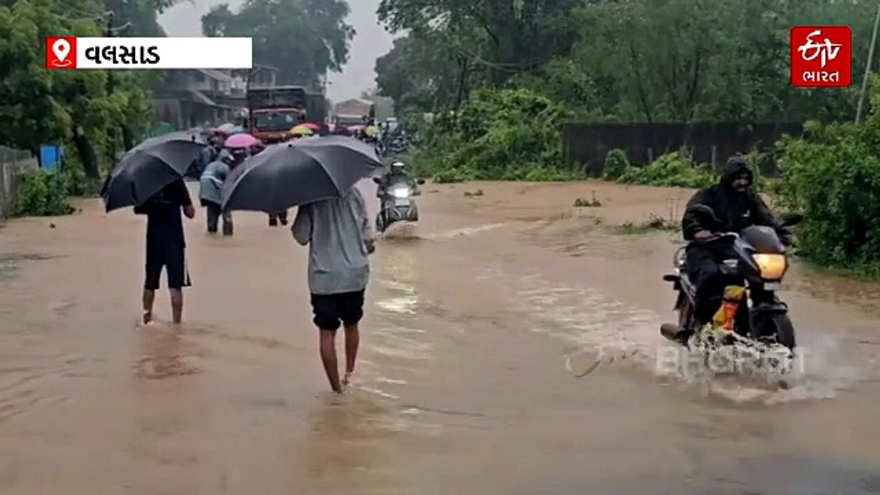વલસાડમાં મેઘરાજાની ધમાકેદાર બેટિંગ: ઓરંગા નદીએ ભયજનક સપાટી વટાવી; મધુબન ડેમમાંથી પાણી છોડાયું