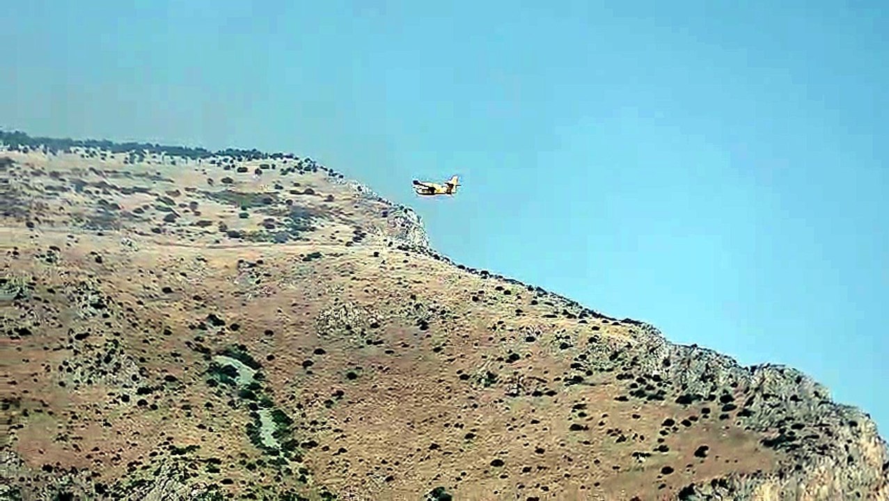 Canadair in azione a Montagna Longa