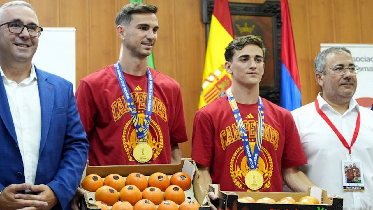 Fabián y Gavi reciben su peso en tomates como homenaje por ganar el Mundial