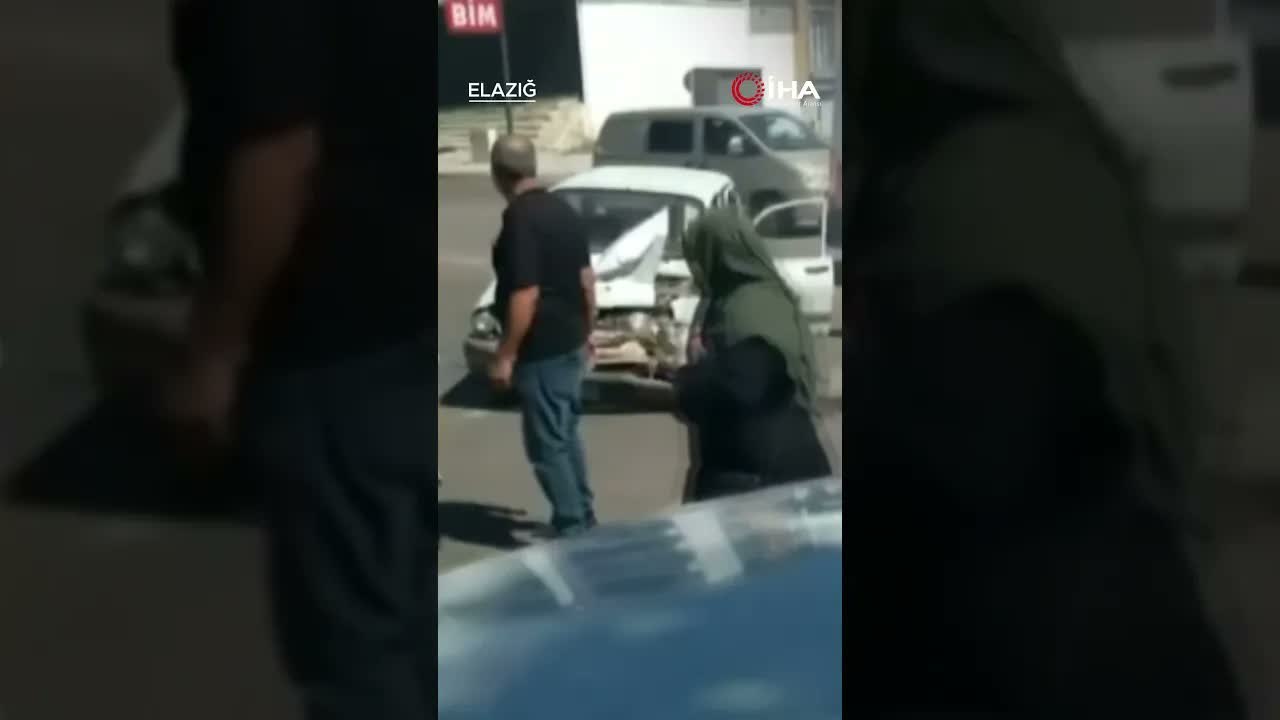 Çarpışan Araçların Hedefi Olmaktan Saniyelerle Kurtuldu!