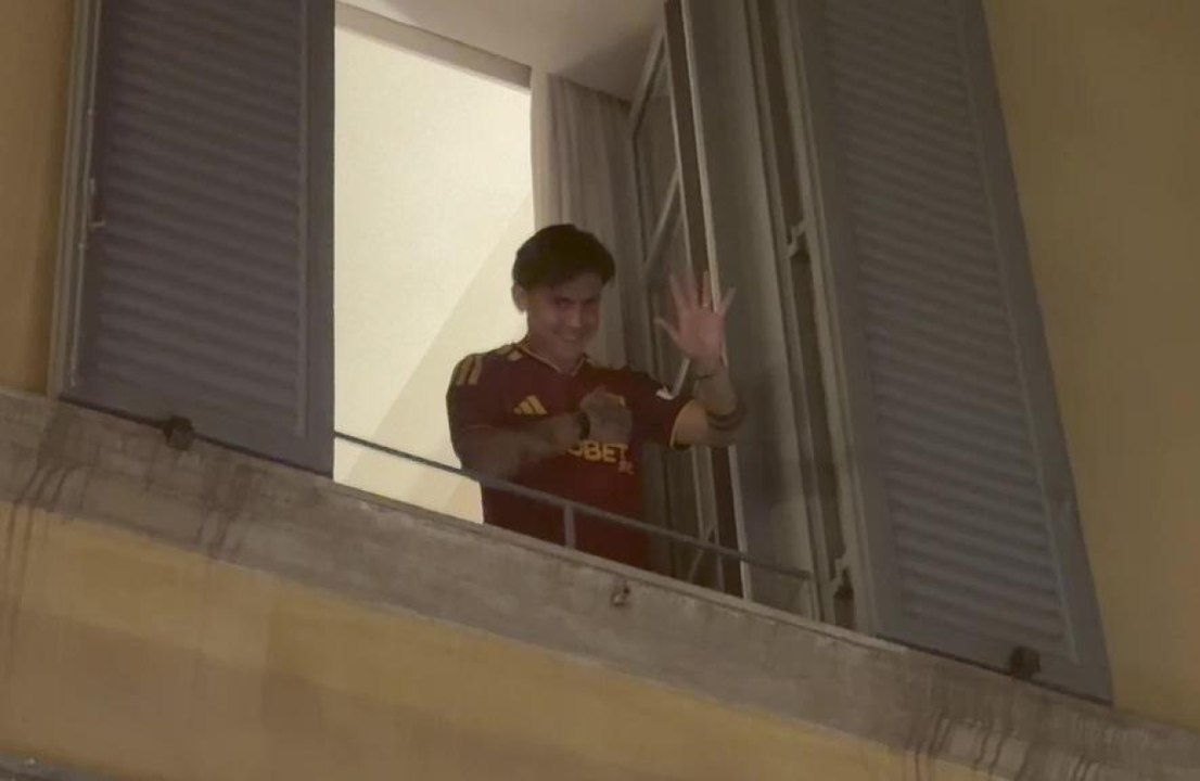 Roma, mano sullo stemma e saluto: Dybala si affaccia e i tifosi impazziscono