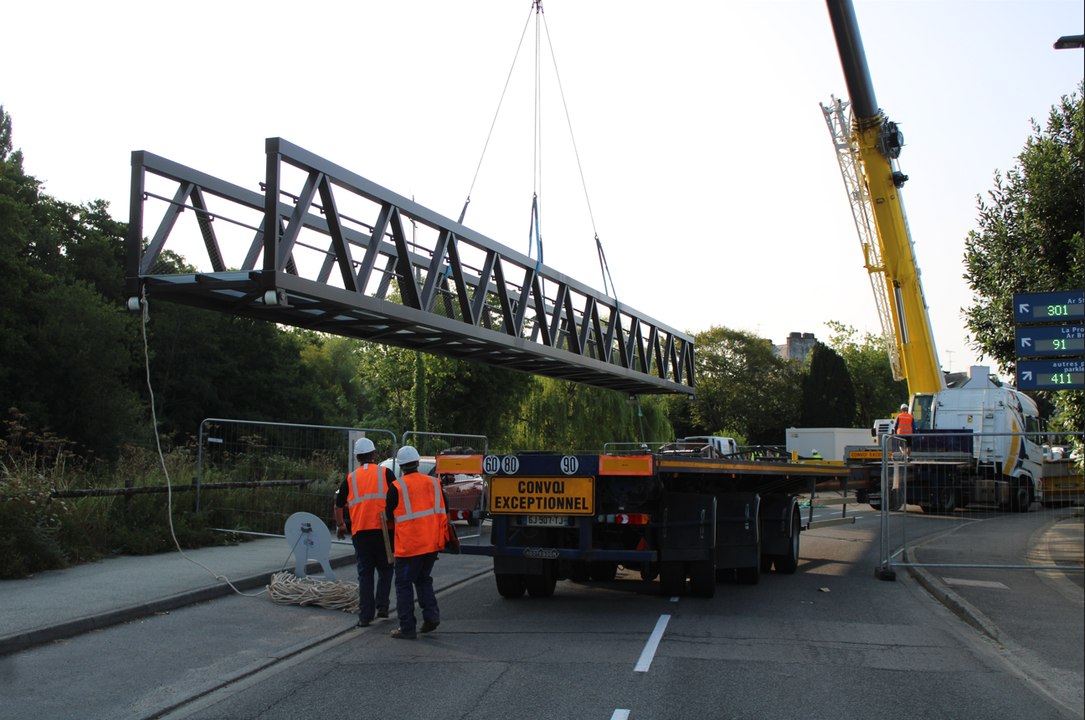 Installation de la nouvelle passerelle du Steïr à Quimper