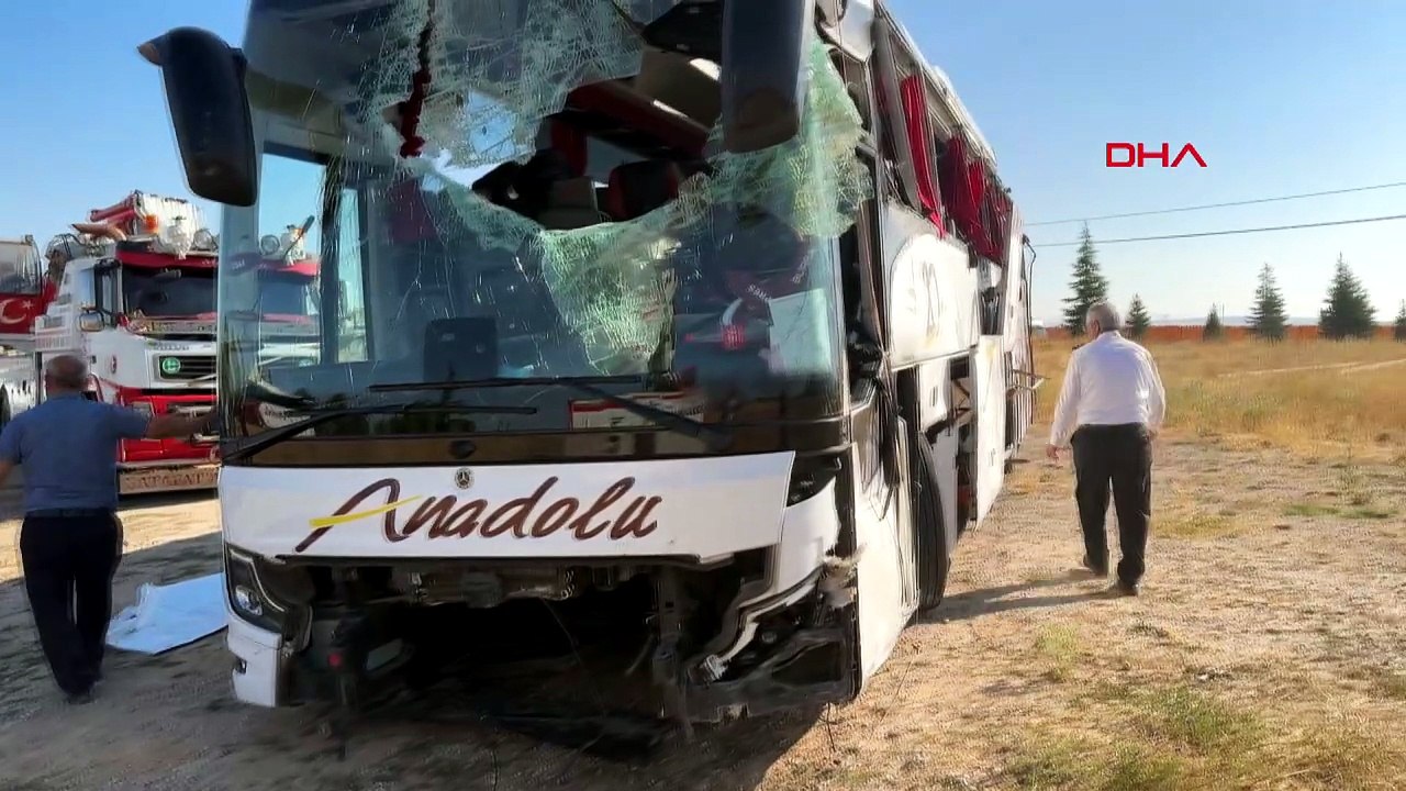 Bariyerlere Çarpan Yolcu Otobüsü Devrildi: 31 Kişi Yaralandı