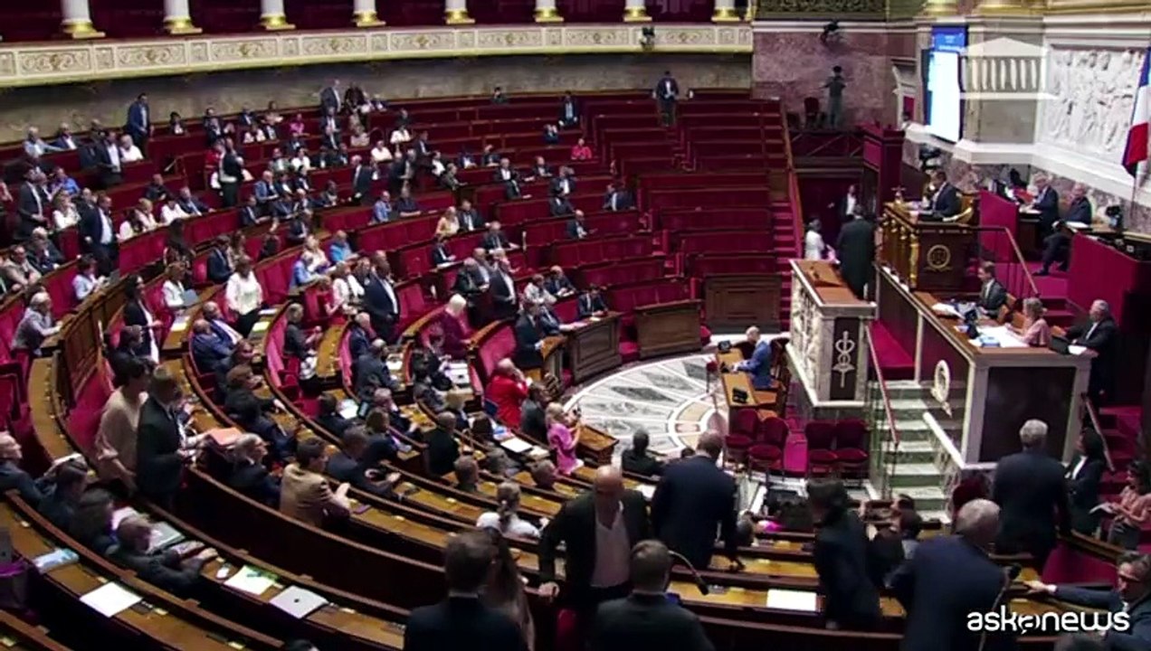 Francia, approvata legge anti-social per gli under 15