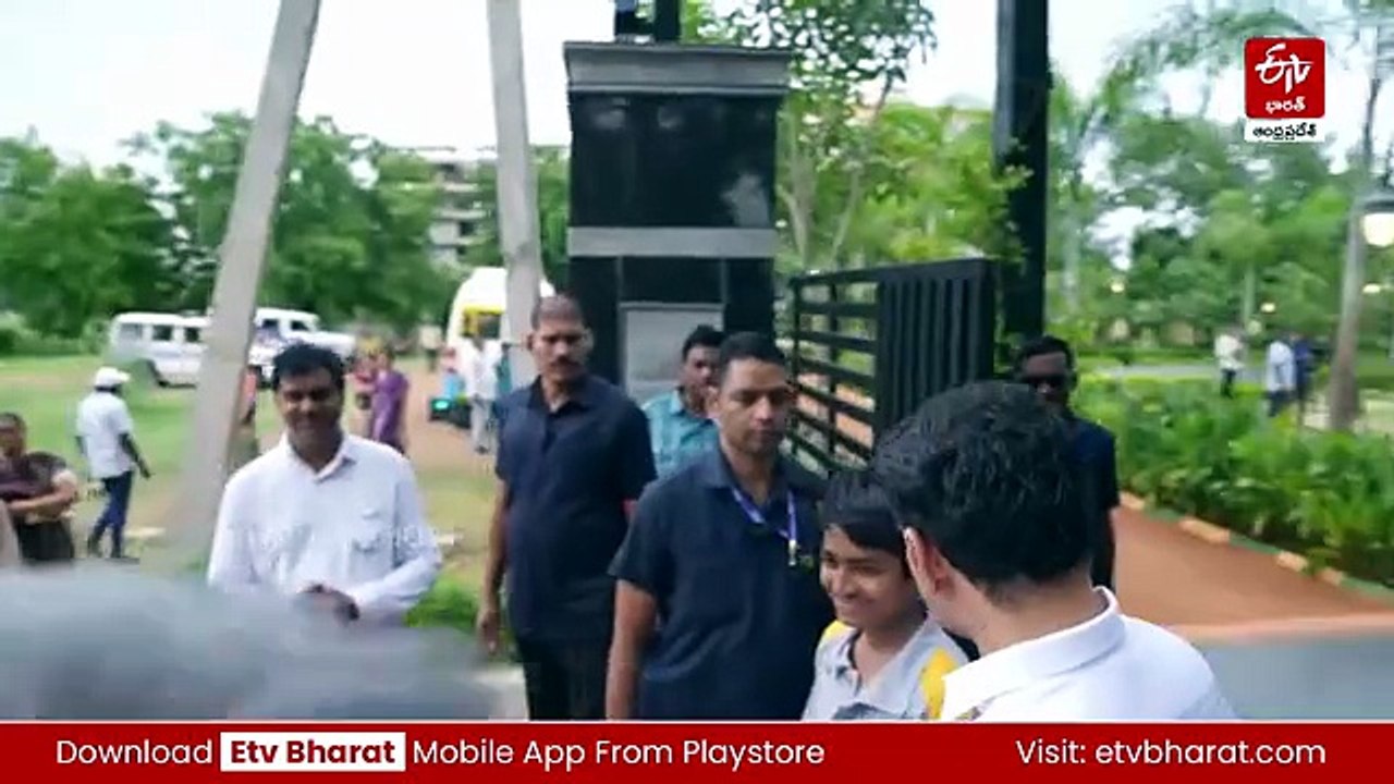 'నీ హెయిర్‌ స్టైల్‌ బాగుంది - ఎక్కడ చేయించావు' - విద్యార్థితో లోకేశ్‌ సరదా సంభాషణ