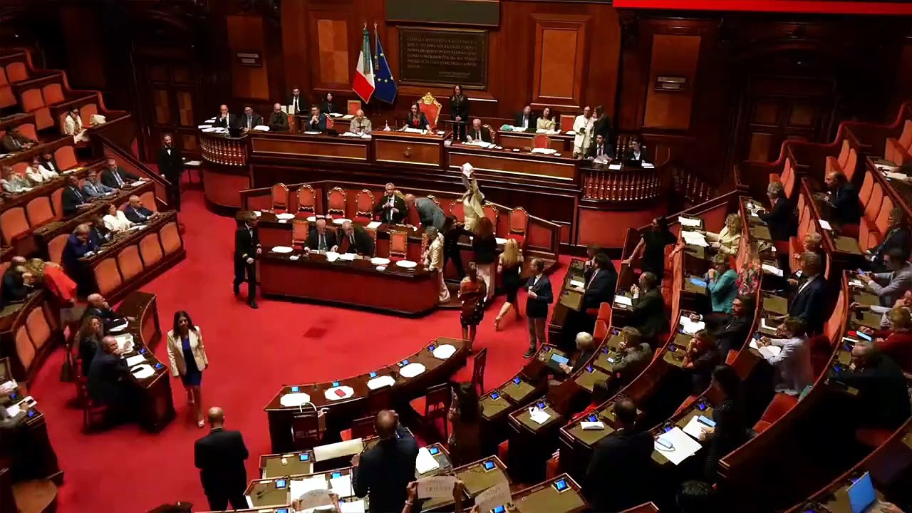 Caso Delmastro: "Fuori le chat", al Senato i 5 Stelle occupano banchi del governo ed espongono cartelli