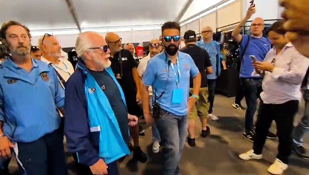 De Laurentiis e la prima visita allo store del Napoli a Dimaro