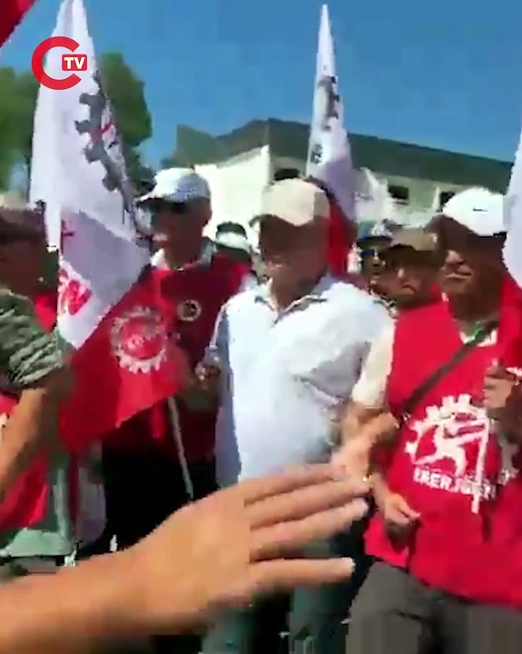 Ankara yürüyüşümüzün ikinci gününde Oğuzkent’ten Ayaş’a yürümeyi hedefleyen enerji işçisi yol arkadaşlarımıza ve sendika yöneticilerimize yürüyüşe başladıktan kısa bir süre sonra polis saldırdı.