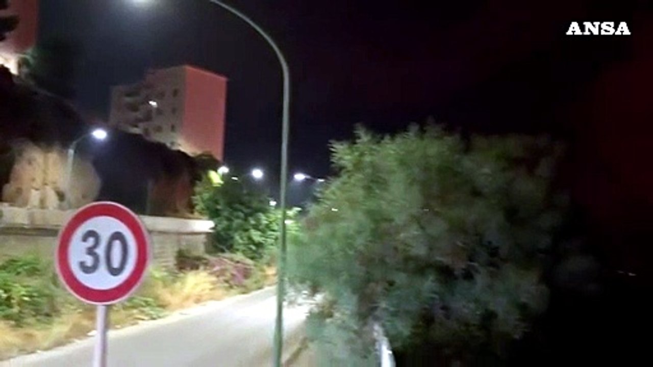 Incendio nella notte al Parco dell'Addolorata ad Agrigento, case al sicuro