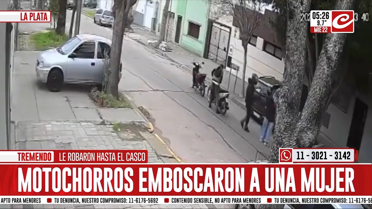 Motochorros le roban la moto a una mujer a plena luz del día