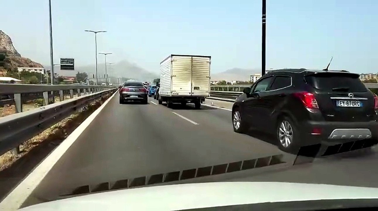 Incendio a Palermo in via Giafar