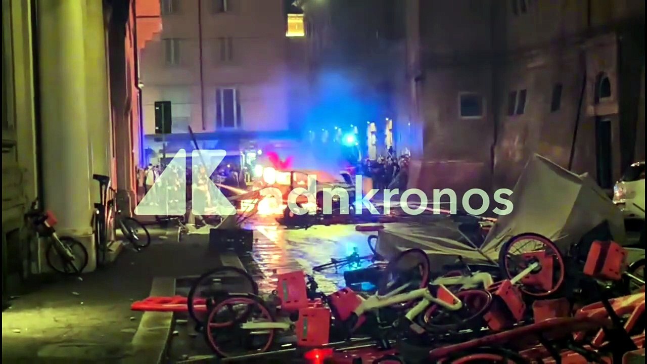Scontri a Bologna, poliziotto ferito: "Guerriglia urbana gratuita"