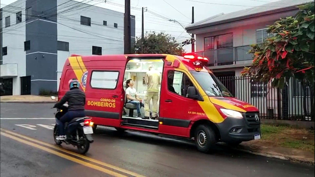Ciclista fica ferido após colisão com carro na Rua Maracaí