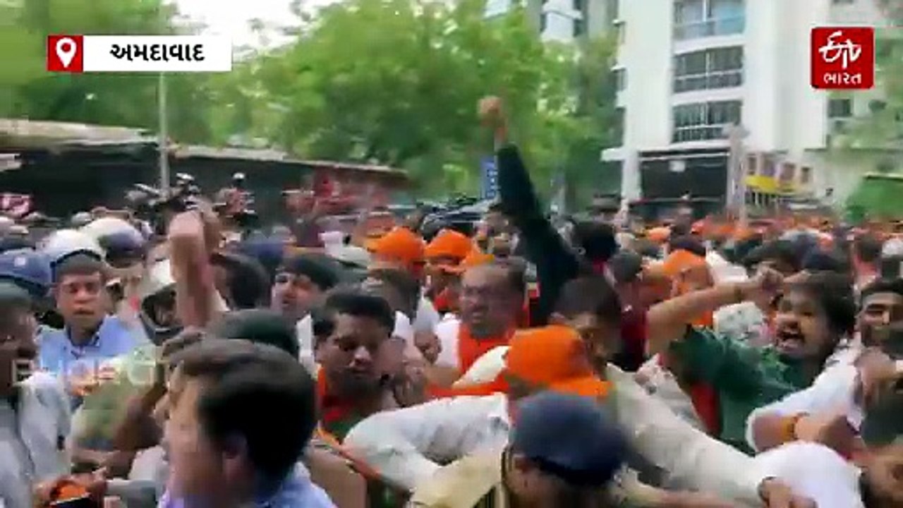 અમદાવાદ કોંગ્રેસ કાર્યાલયના ગેટ બંધ, ભાજપના કાર્યકરો ધરણા કરવા રાજીવ ગાંધી ભવન પહોંચ્યા