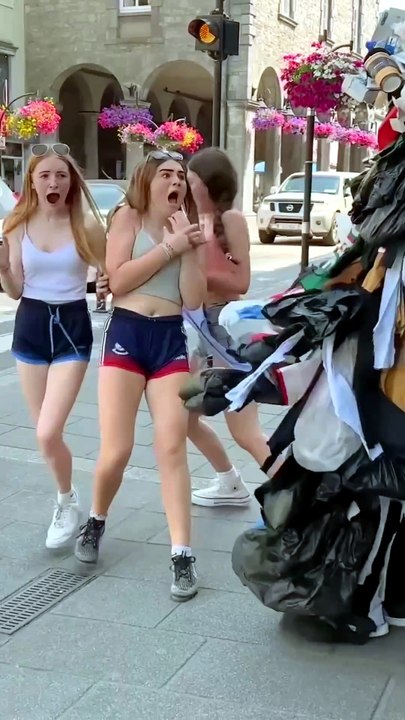 The best spooky street prank.