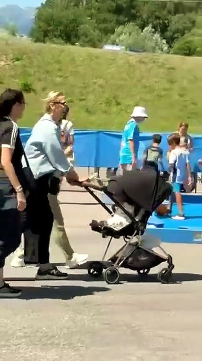 Lady De Laurentiis in versione nonna a Dimaro: la passeggiata con la nipotina - VIDEO