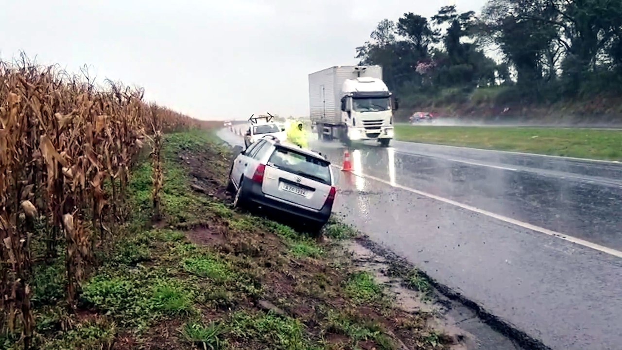 Casal de idosos perde o controle do carro sob chuva e sai da pista na BR-163 em Cascavel