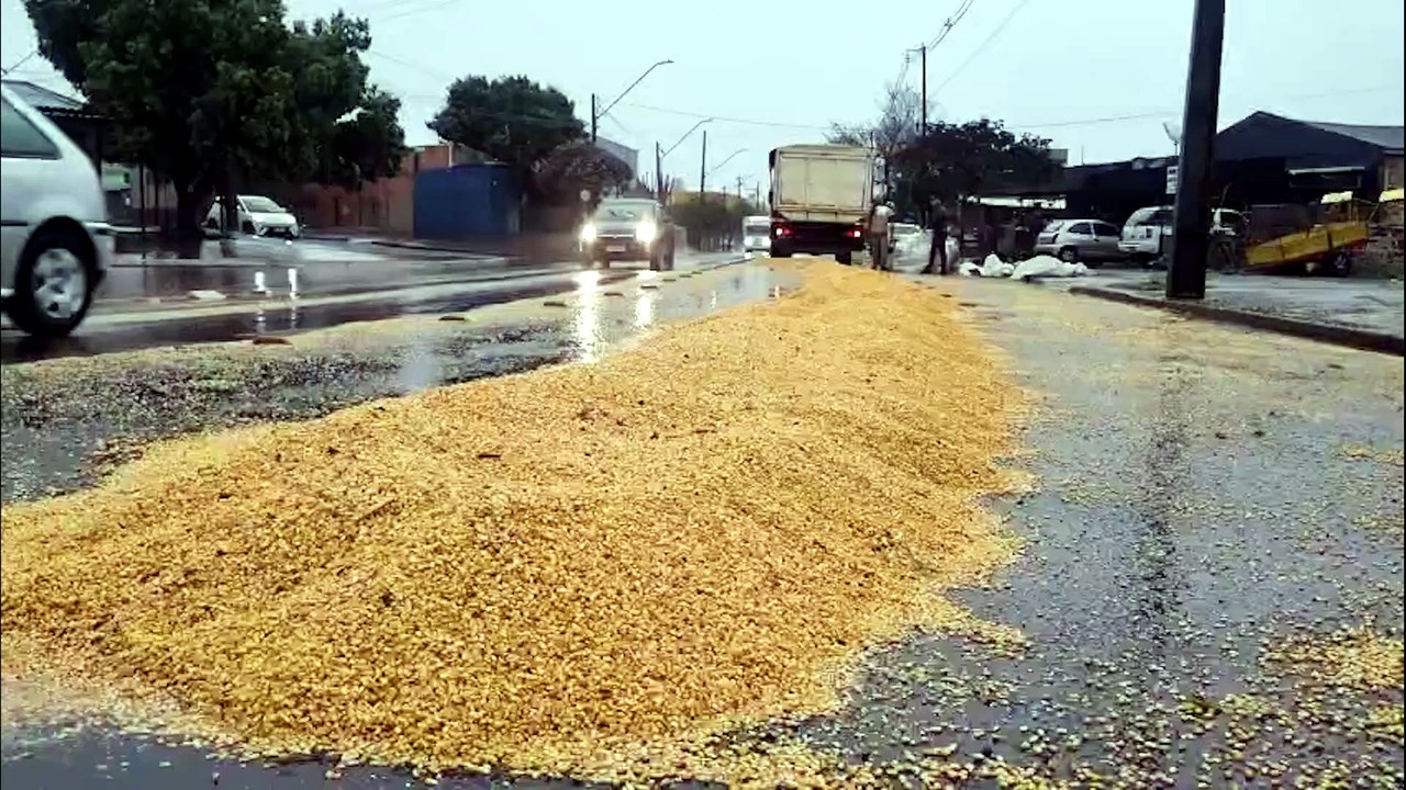 Carga de milho cai de caminhão e interdita parcialmente Avenida Tito Muffato em Cascavel