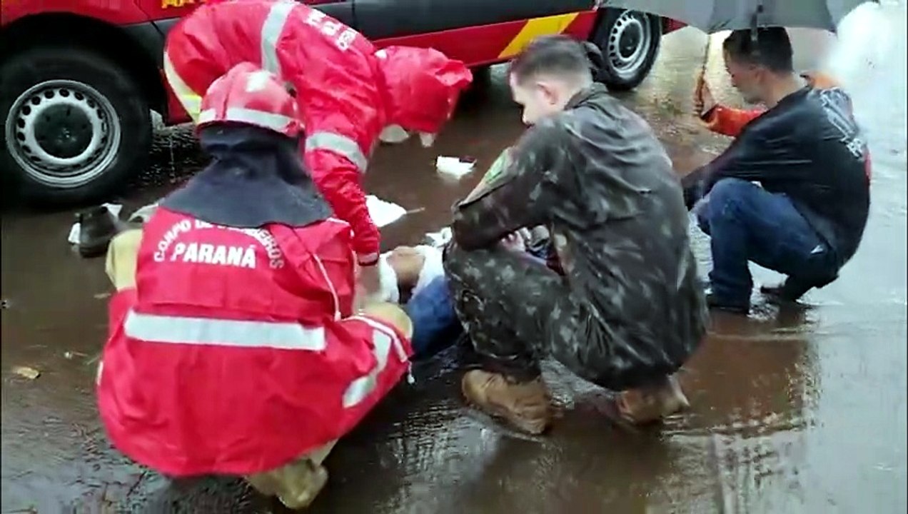 Motos se envolvem em colisão durante forte chuva e homem e mulher ficam feridos