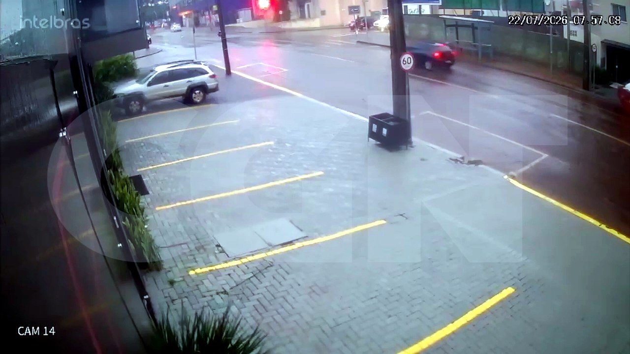 Vídeo mostra motociclista atravessando sinal vermelho em acidente na Rua Vitória