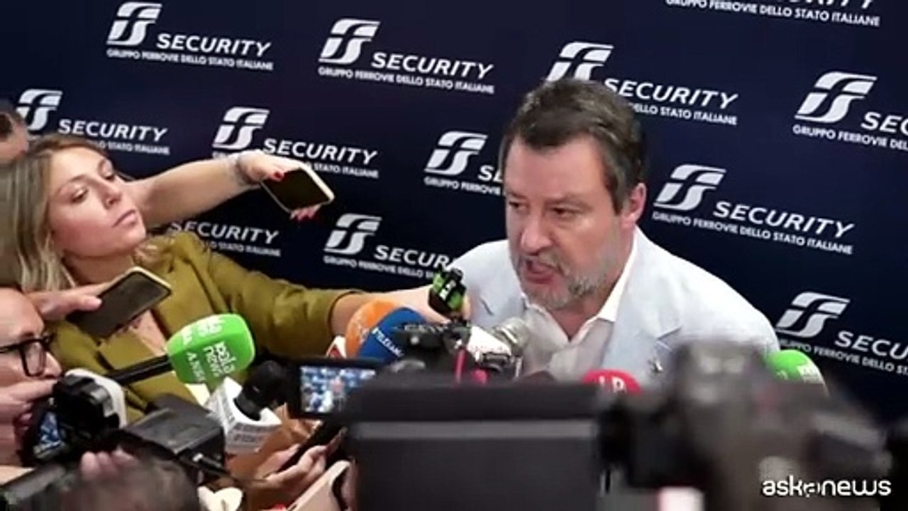 Bologna, Salvini: basta odio contro le forze dell'ordine