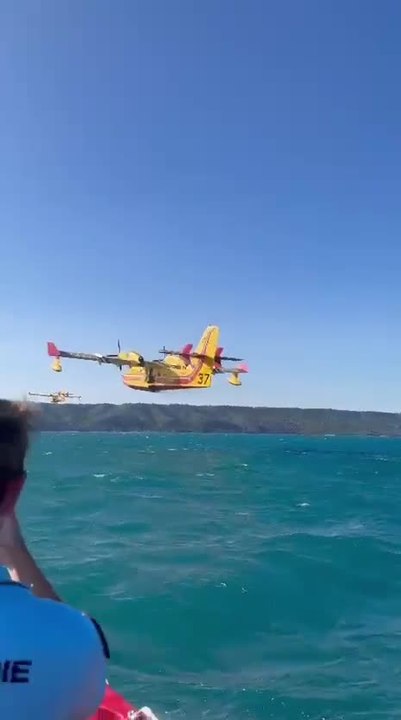 Les gendarmes filment l'écopage d'un Canadair au ras de l'eau dans le Lac de Sainte-Croix