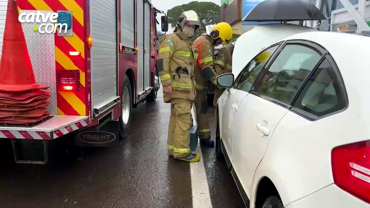 Curto-circuito em bateria de carro mobiliza Bombeiros ao Bairro Maria Luiza