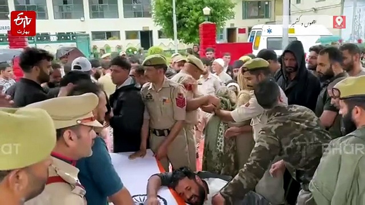 جاں بحق پولیس اہلکار عاشق حسین کو خراجِ عقیدت پیش کرنے اہلِ خانہ ڈی پی ایل اننت ناگ پہنچے، فضاء سوگوار