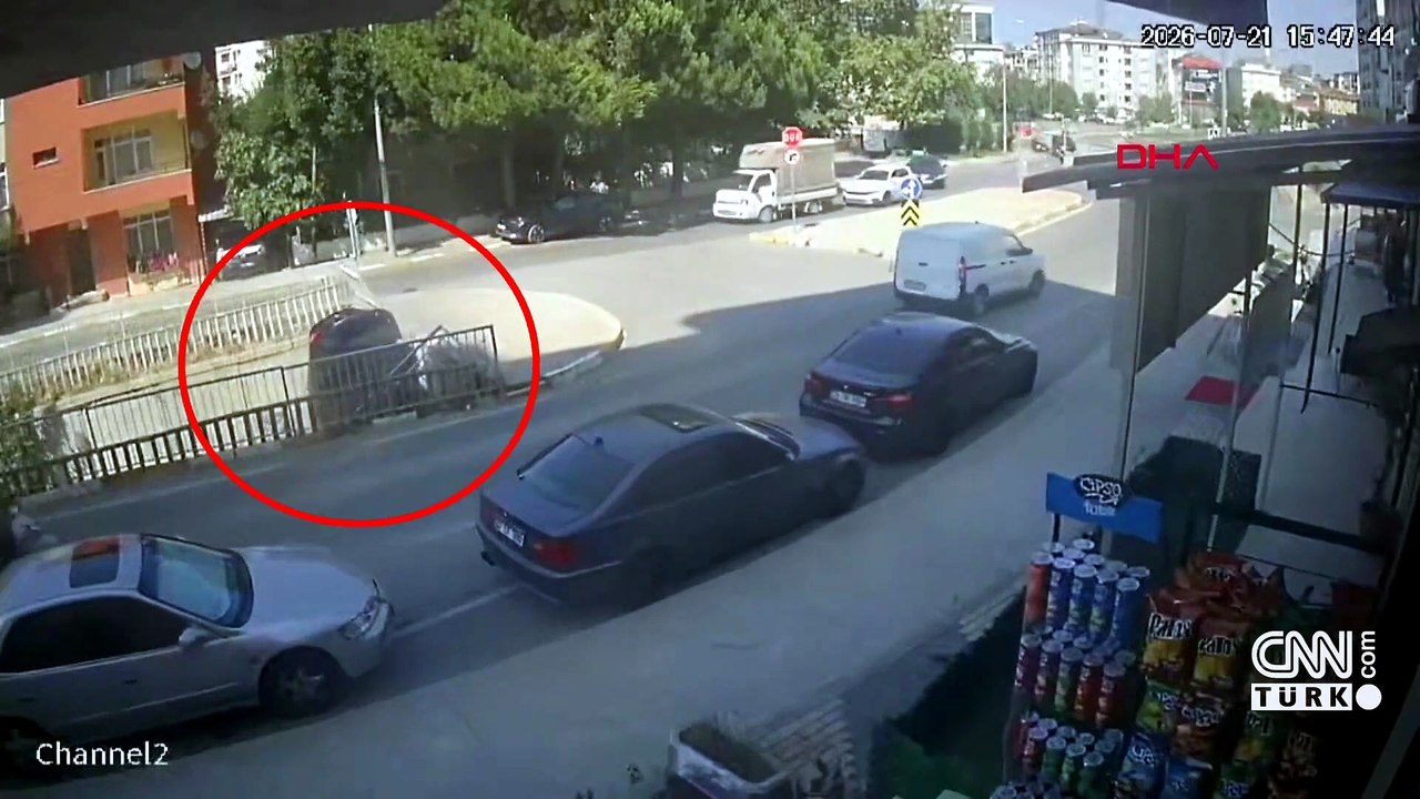 Pendik'te otomobil dereye uçtu: Kaza anı kamerada