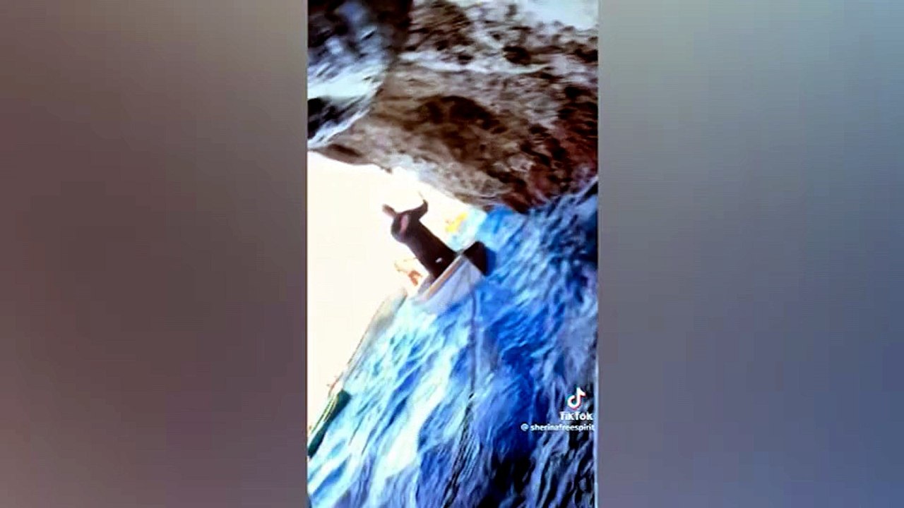Capri: barca urta scogli in Grotta Azzurra, paura per due turisti americani