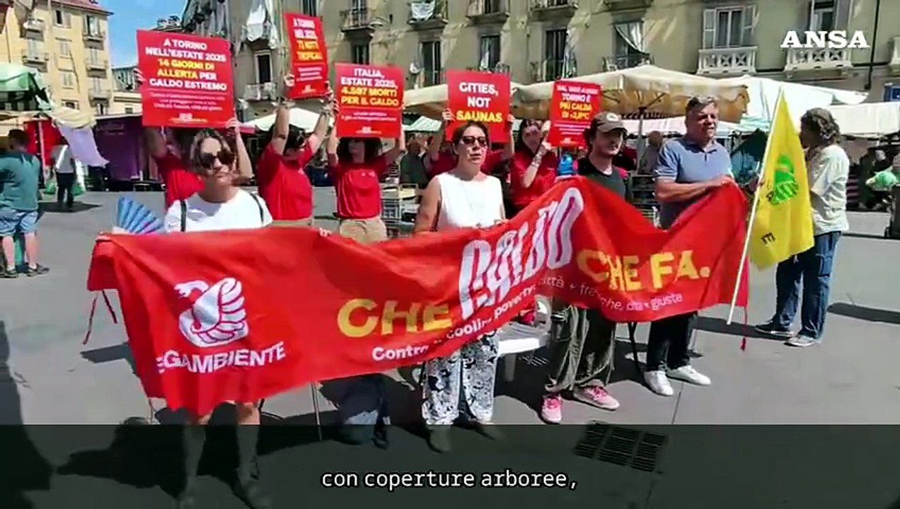 'Che caldo che fa', flash mob di Legambiente a Torino