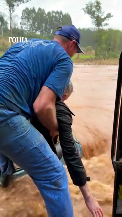 Vídeo mostra resgate de idoso pela janela de carro quase coberto pelas águas