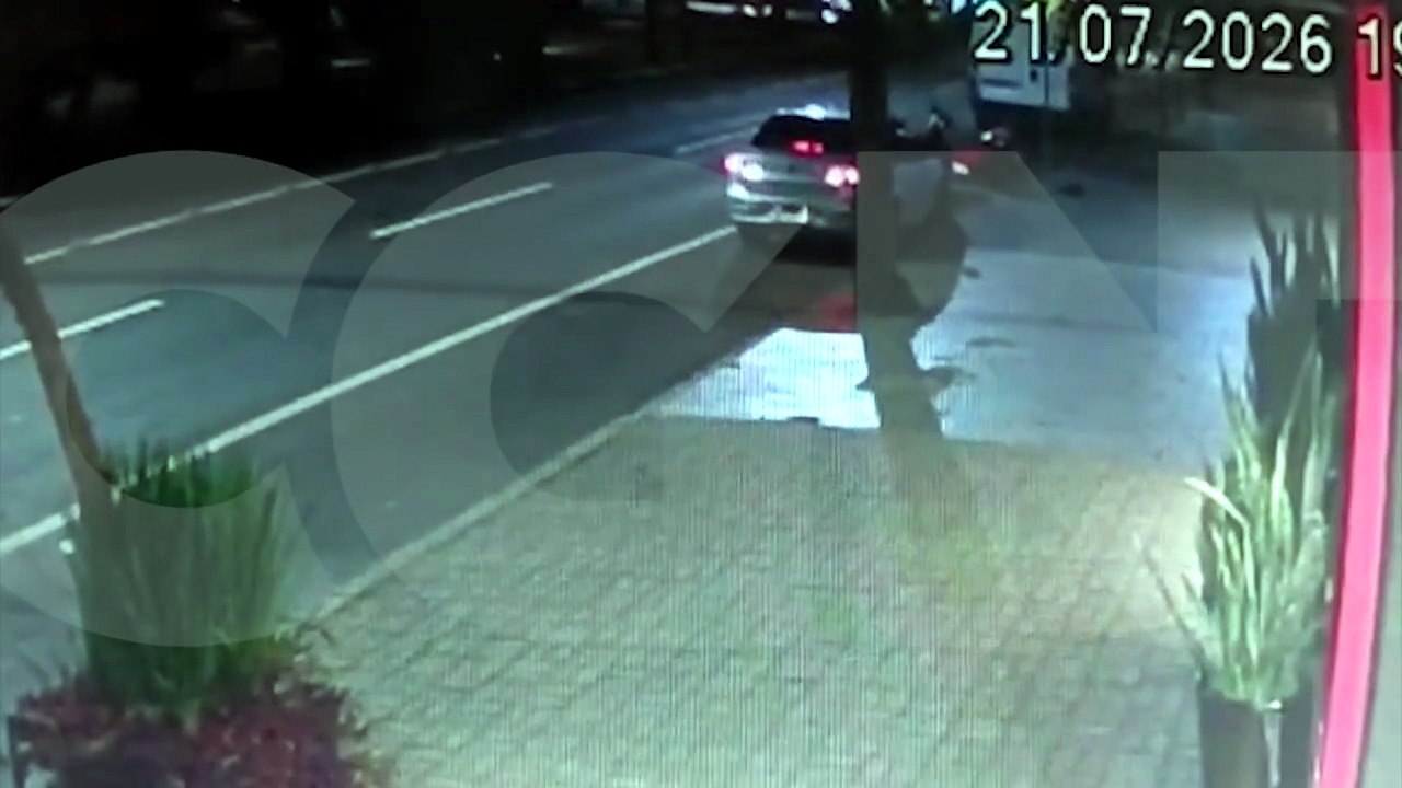 Vídeo mostra carro saindo do estacionamento e colidindo com moto na Avenida Brasil