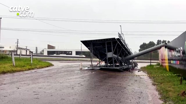 Ventania derruba outdoor e interdita rua ao lado do Parque de Exposições