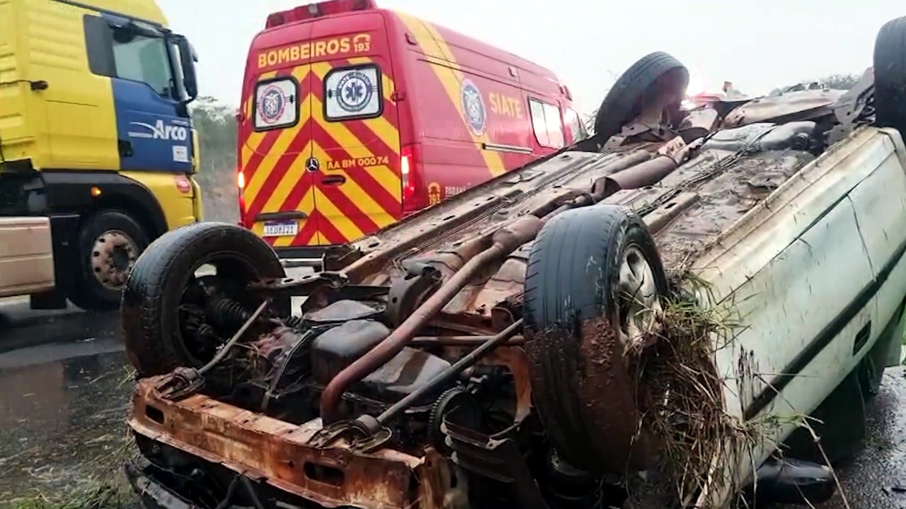 Corsa capota na BR-163 e deixa duas pessoas feridas em Cascavel